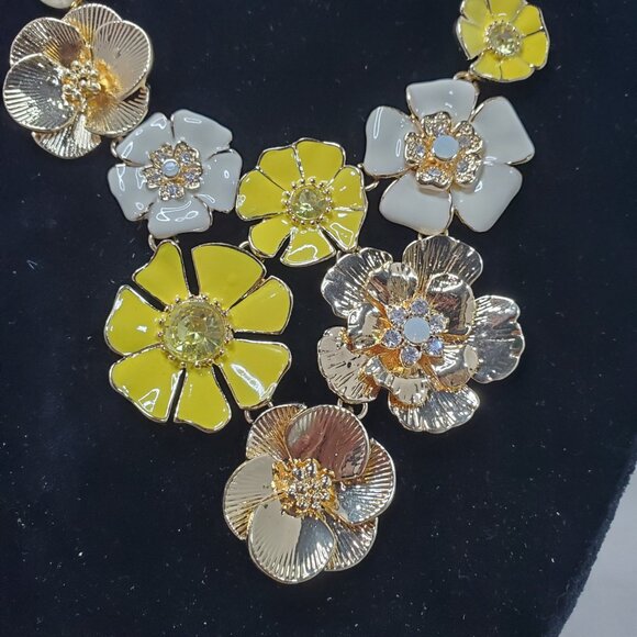 Vetta Floral Statement Necklace – Yellow, White & Gold Tone (18" with Extender) - Picture 7 of 7